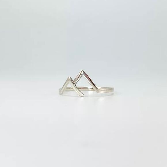 Beautiful solid 925 Sterling Silver mountain top dainty design ring - Picture 4 of 6